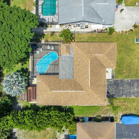 Salt Water Heated Pool Home With A Tiki Bar, A Garage Game Room And 4 Bikes เนเปิลส์ ภายนอก รูปภาพ